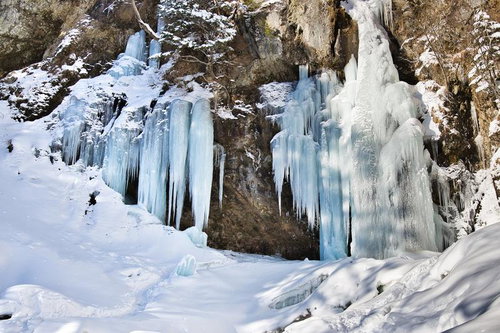 日光の庵滝に冬季に形成される青い氷瀑と氷柱群
