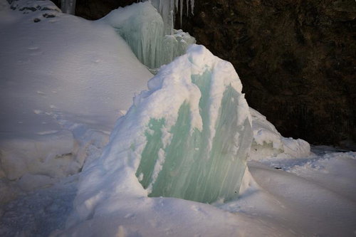 寒冷期に滝が凍り積雪に覆われた冬の自然風景