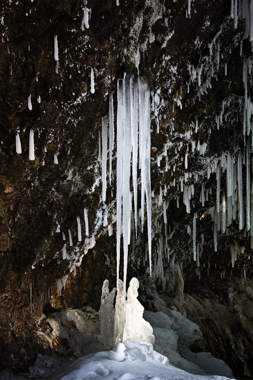 岩壁から垂れ下がる氷柱の造形