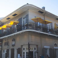 ニューオリンズのフレンチクォーター、黄色いパラソルのあるテラス席の写真