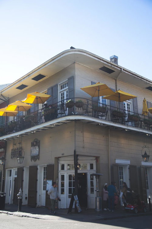 ニューオリンズのフレンチクォーター、黄色いパラソルのあるテラス席