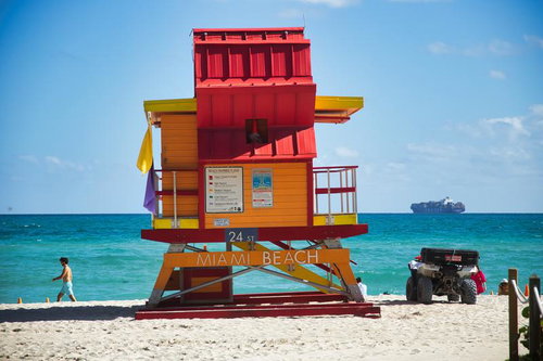 マイアミビーチの24番街に立つ赤と黄色のライフガード小屋