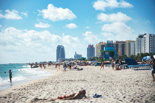 マイアミビーチの海岸線に立ち並ぶビル群と行き交う人々