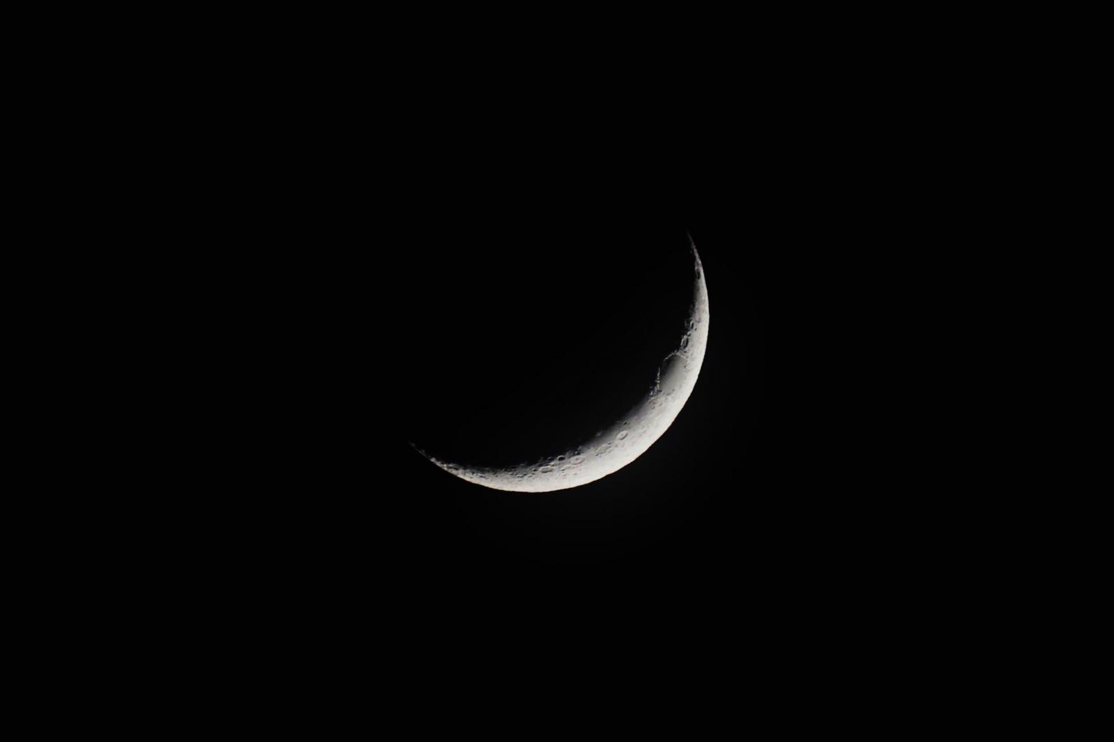夜空に浮かぶ三日月の白い月光