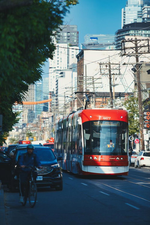 トロント市街地を走る赤と白の路面電車