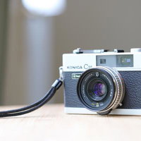 KONICA C35フィルムカメラとストラップの写真