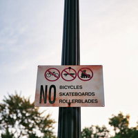 自転車・スケボー・ローラーブレード禁止の注意看板の写真
