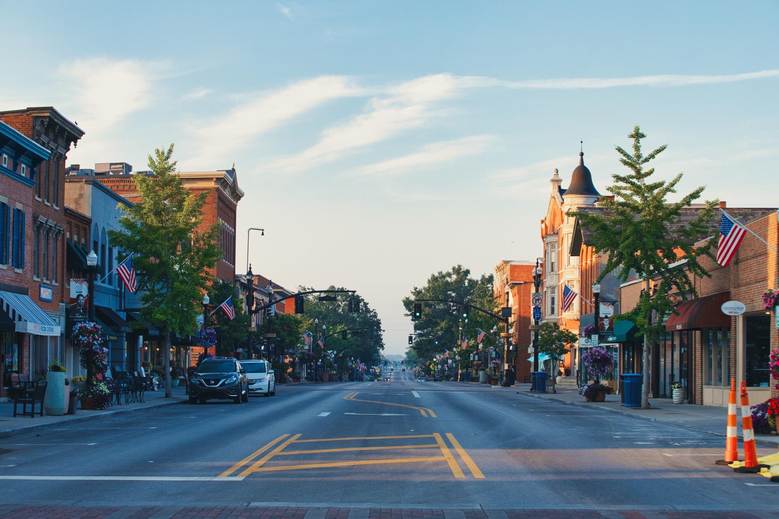 レンガ造りの建物が立ち並ぶアメリカの歴史的な町並み。中央に教会のドームが見える