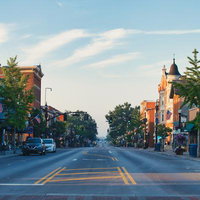 アメリカの古い歴史的な町並み、レンガ造りの街並みと教会の写真