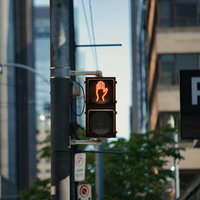 トロント市街の歩行者用信号機の赤信号 止まれの写真