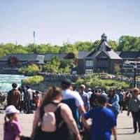 ナイアガラの滝を眺める観光客で賑わう観光地の写真
