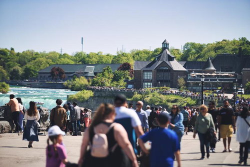 ナイアガラの滝を眺める観光客で賑わう観光地