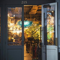 ニューオリンズのキラキラな装飾がライトアップされた店内入り口の写真