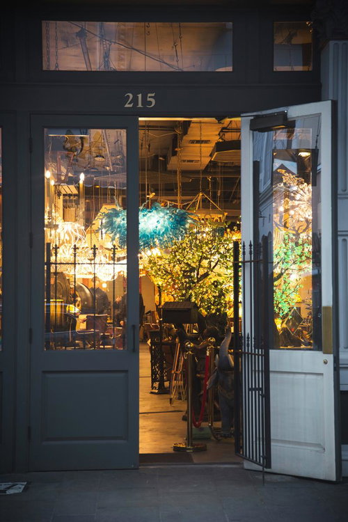 ニューオリンズのキラキラな装飾がライトアップされた店内入り口