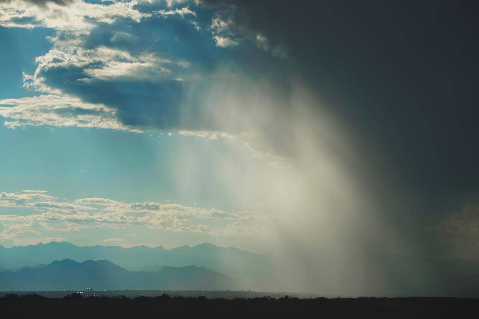 青い空と雨雲が同時に見える集中豪雨の気象現象