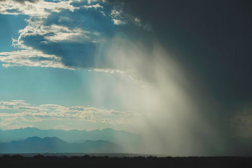 晴れた空と集中豪雨が同時に起こる気象現象