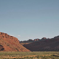 アーチズ国立公園の赤い砂岩と大地の風景と地質構造の写真