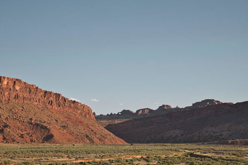 アーチズ国立公園の赤い砂岩と大地の風景と地質構造