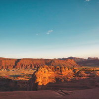 アーチズ国立公園の大地を照らす夕焼けと砂岩の地質美の写真