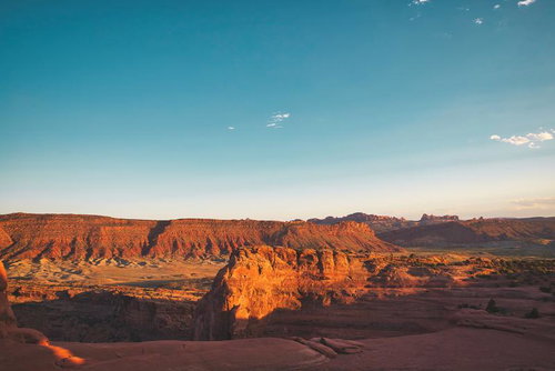 アーチズ国立公園の大地を照らす夕焼けと砂岩の地質美