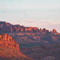 アーチズ国立公園の砂岩層が夕焼けに染まる大地の写真