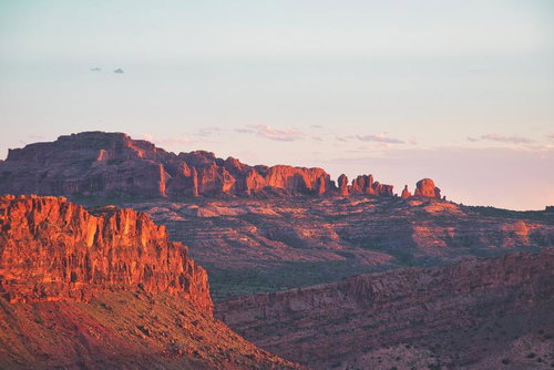 アーチズ国立公園の砂岩層が夕焼けに染まる大地