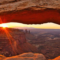 キャニオンランズ国立公園 メサアーチから見る日の出と砂漠の大地の写真
