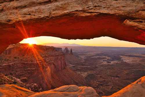 キャニオンランズ国立公園 メサアーチから見る日の出と砂漠の大地