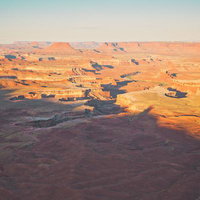 キャニオンランズ国立公園のグリーンリバー上空から見た大地の写真