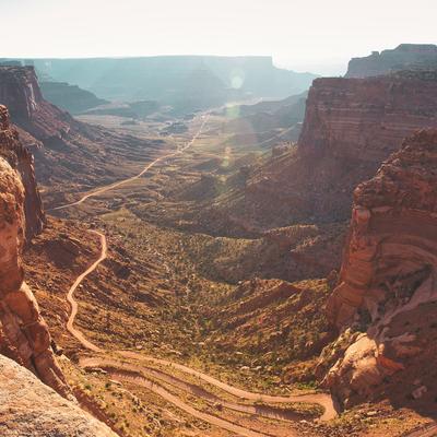 キャニオンランズ国立公園のシャファートレイルから見る広大な砂漠の大地の写真