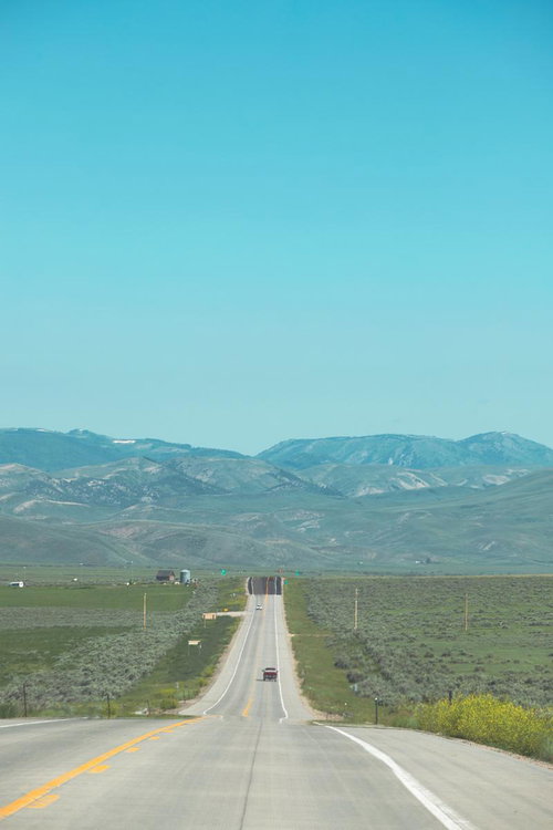 アメリカの広大な平原に続く一本道、地平線まで真っすぐ伸びる国道