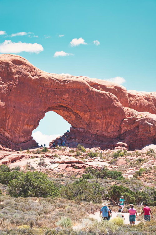 アーチズ国立公園のタレットアーチでハイキングを楽しむ観光客