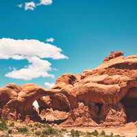 ユタ州アーチズ国立公園の雄大なダブルアーチと赤岩の写真