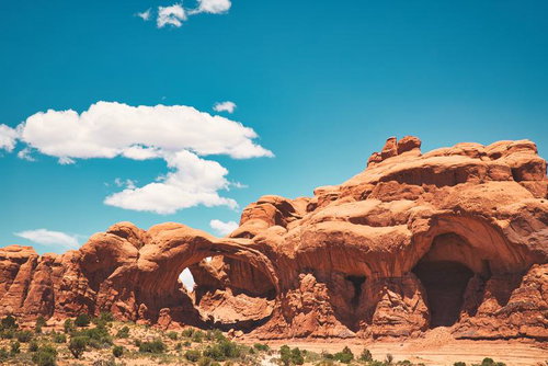 ユタ州アーチズ国立公園の雄大なダブルアーチと赤岩