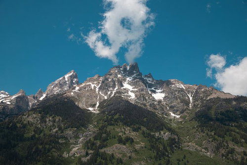 グランドティトン国立公園のティトン山、残雪と針葉樹林が連なる雄大な山容
