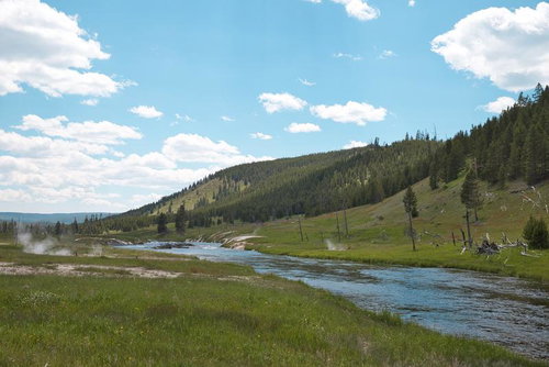 イエローストーン国立公園のファイヤーホール川と間欠泉
