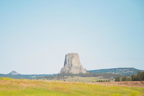デビルズタワーを望むデヴィルス・タワー国定公園の広大な草原