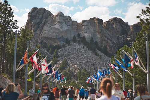 マウント・ラッシュモアと万国旗が並ぶ観光地