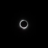 皆既日食で見える太陽コロナの輝き - 月が太陽を覆う天体現象の写真