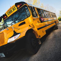 アメリカの伝統的なスクールバスが停車している様子の写真