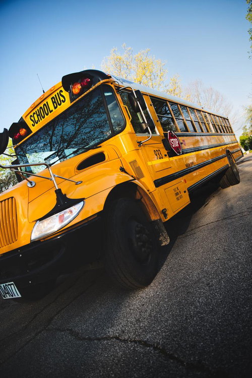 アメリカの伝統的なスクールバスが停車している様子