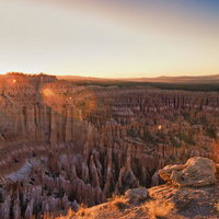 夕陽の光芒に照らされるブライスキャニオンの写真