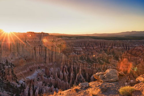 夕陽の光芒に照らされるブライスキャニオン