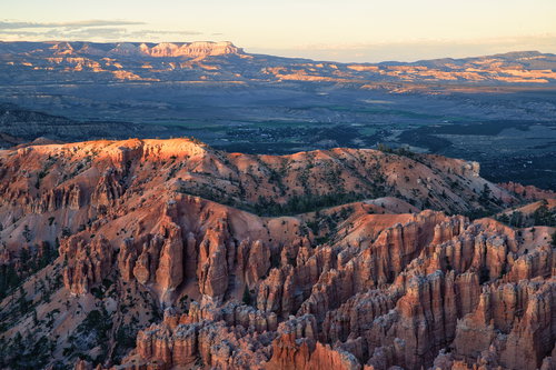 夕焼けに染まるブライスキャニオンの壮大な峡谷と岩肌
