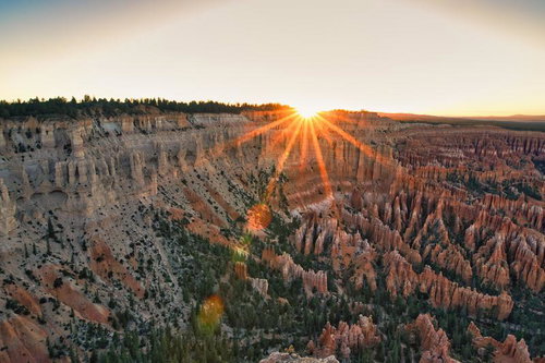 夕日が照らすブライスキャニオン国立公園の峡谷と針峰