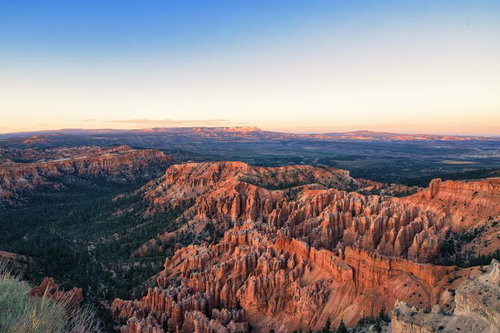 夕焼けに照らされたブライスキャニオンの赤い峡谷