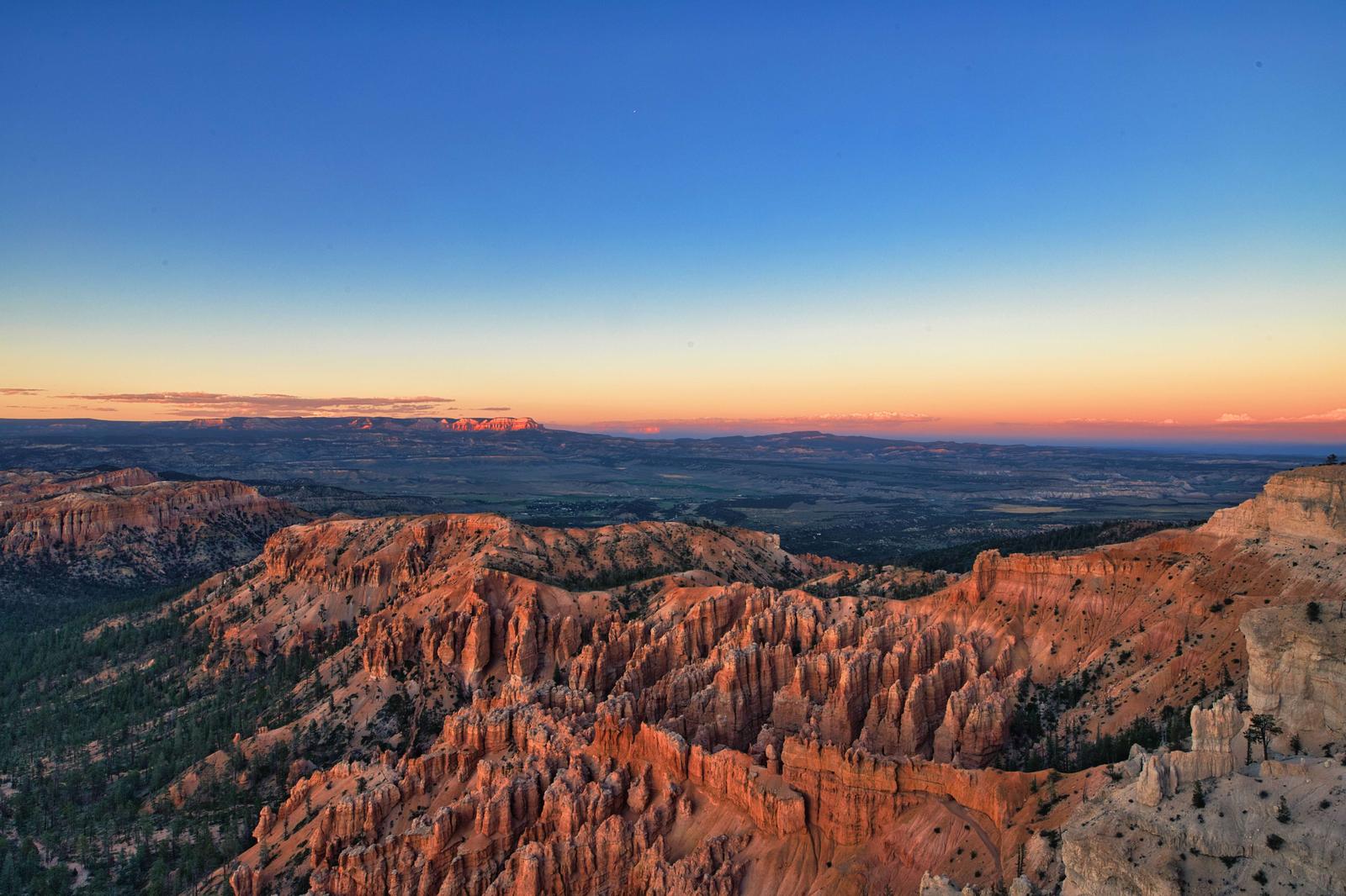 夕焼けに染まるブライスキャニオンの赤い奇岩と峡谷の絶景