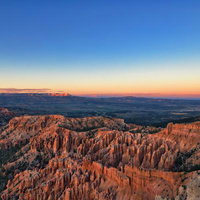 サンセットアワーのブライスキャニオンと夕焼けに染まる峡谷の絶景の写真
