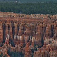 層を成す赤い岩柱が連なるブライスキャニオンの壮大な峡谷景観の写真