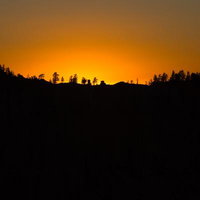 ブライスキャニオン国立公園の壮大な夕焼けとシルエットの写真